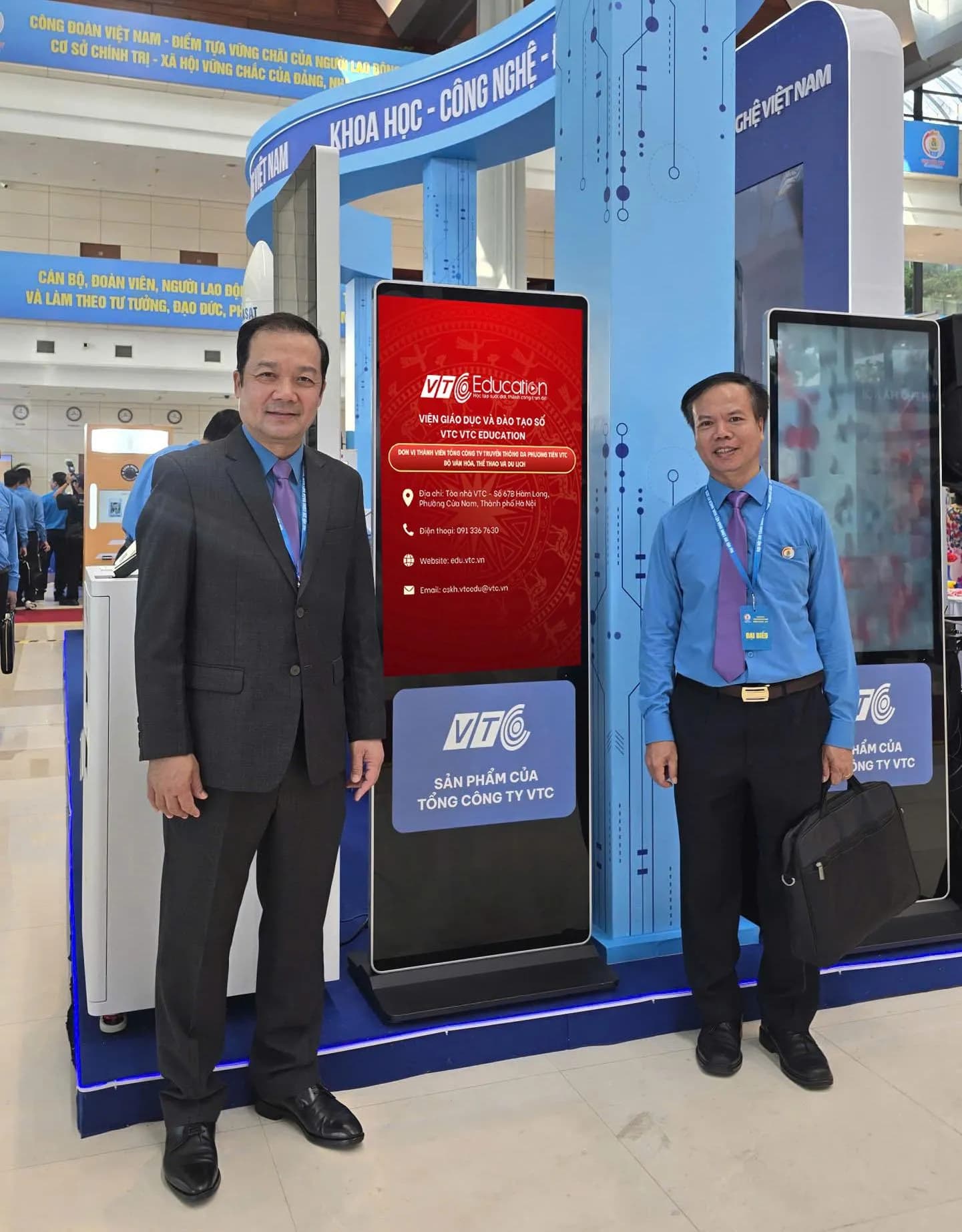 Đồng chí Dương Thế Lương - Phó Tổng Giám đốc, Chủ tịch Công đoàn Tổng công ty VTC tham quan và giới thiệu các sản phẩm tiêu biểu của VTC tới đồng chí Phạm Đức Long - Thứ trưởng Bộ Khoa học và Công nghệ