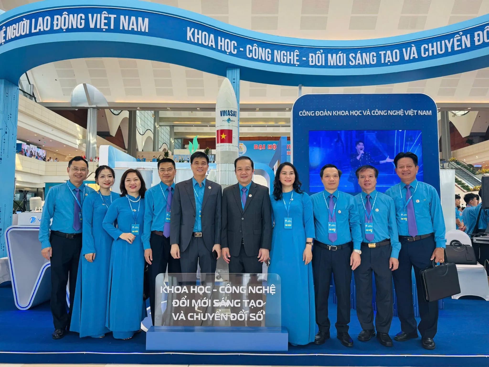 Đoàn đại biểu chụp ảnh lưu niệm tại khu vực triển lãm của Công đoàn Khoa học và Công nghệ Việt Nam